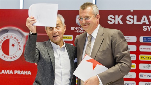 DOBRÁ NÁLADA. Jeden z majitelů fotbalové Slavie Jiří Šimáně (vlevo) a místopředseda dozorčí rady Jaroslav Tvrdík.