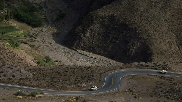 Portugalsk pilot Carlos Sousa stoup v serpentinch bhem Rallye Dakar.