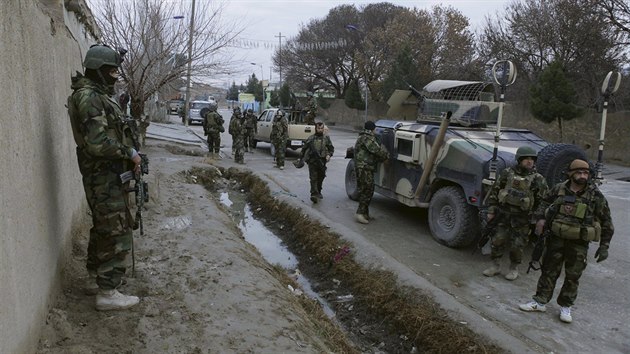 Afghnsk speciln jednotka se sna znekodnit ozbrojence, kte zatoili na indick konzult (4. prosince 2015)