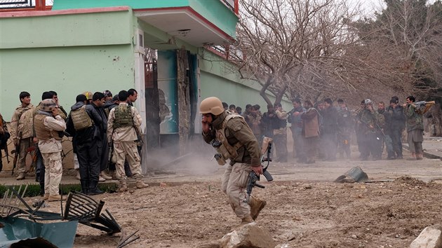 Afghnsk armda zasahuje proti ozbrojencm, kte se po nespnm pokusu vniknout do indickho konzultu opevnili v sousednm dom (4. prosince 2015)