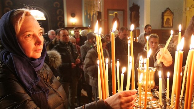 Pravoslavn vc zaplnili karlovarsk pravoslavn chrm sv. Petra a Pavla. Po pchodu do kostela i bhem me tradin zapaluj svce.