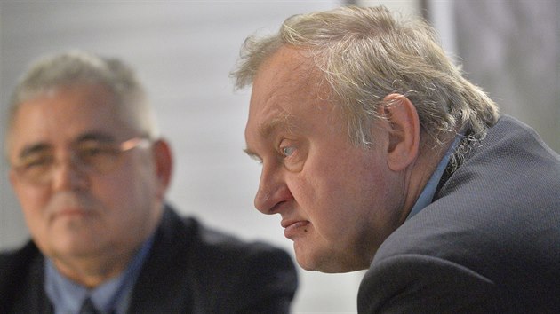 Europoslanec Miloslav Ransdorf (vpravo) a Peter Guzmický na tiskové konferenci v Praze, kde vysvětlovali okolnosti svého prosincového zatčení v Curychu. (7.1.2016)