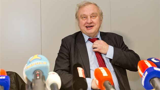 Miloslav Ransdorf na tiskov konferenci v Praze, kde vysvtloval okolnosti sv vcarsk kauzy (7.1.2015)
