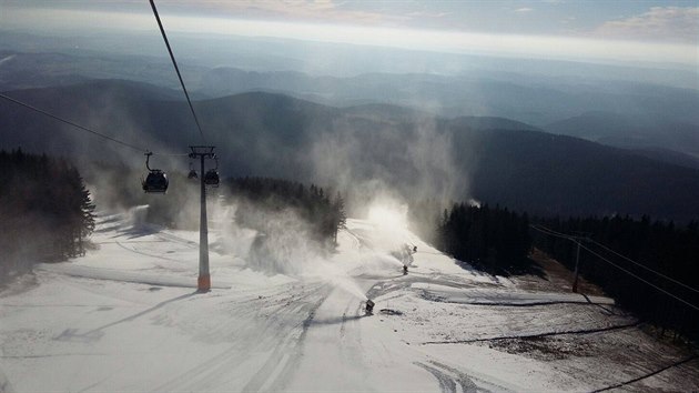 V resortu ern hora - Pec pod Snkou by mlo bt od soboty v provozu osm kilometr sjezdovek.