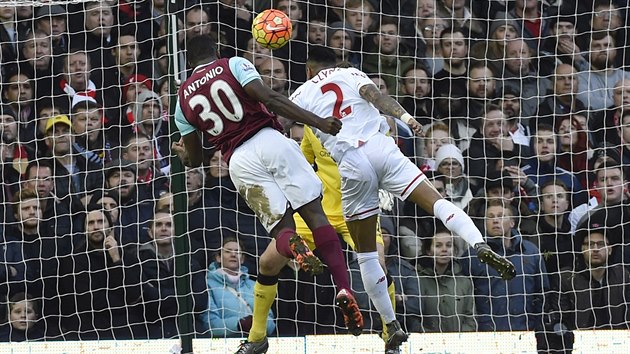 Michail Antonio vyskoil v ne jeho strce Nathaniel Clyne a pesnou hlavikou poslal West Hamu do veden.