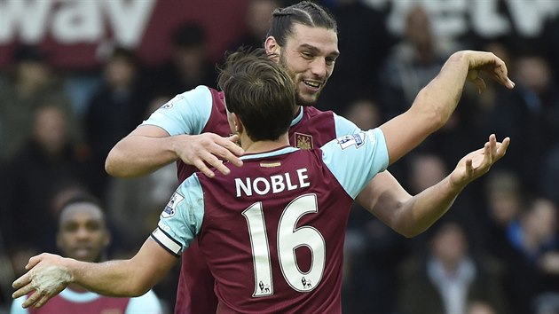 Andy Carroll z West Hamu se hlavou trefil do st svho bvalho klubu. Na snmku dkuje za pesn centr kapitnovi Marku Nobleovi.