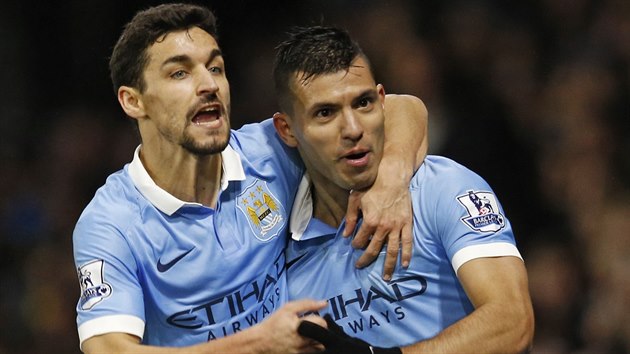 Jesus Navas (vlevo) a Sergio Agero (vpravo), kter vstelil vtzn gl Manchesteru City v zpase proti Watfordu.