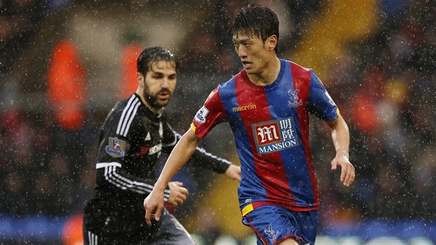 Lee Chung Yong v dresu Crystal Palace peliv ste m ped dotrajcm Cescem Fabregasem z Chelsea.