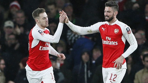 Aaron Ramsey a Olivier Giroud zajistili svmi gly ve druhm poloase postup Arsenalu pes Sunderland.