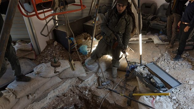 Tunely Islmskho sttu objevili bojovnci irck armdy i kurdskch ozbrojenc v Ramd, Kobani i Sindru.