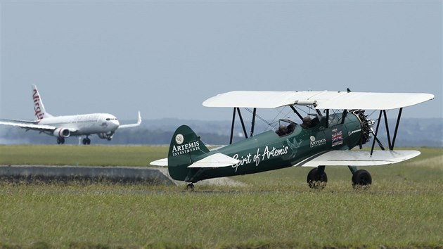 Pilotka ve zrenovovanm letounu, poktnm Spirit of Artemis, v jeho kokpitu si uila vodn tt i motorovch spalin, pekonala vzdlenost 22 000 kilometr (8. ledna 2016)