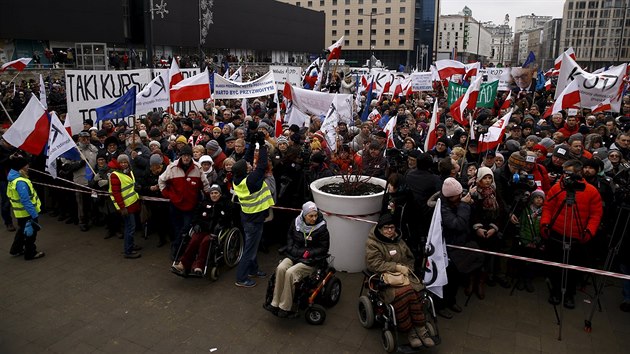 Varavsk mstostarosta Jarosaw Jwiak z opozin Obansk platformy odhadl poet demonstrant na 20 000 (9. ledna 2016)
