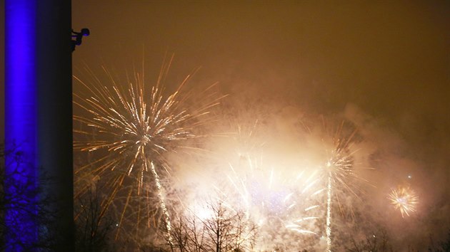 Novoroční ohňostroj pohledem od Žižkovské věže (1. leden 2016)
