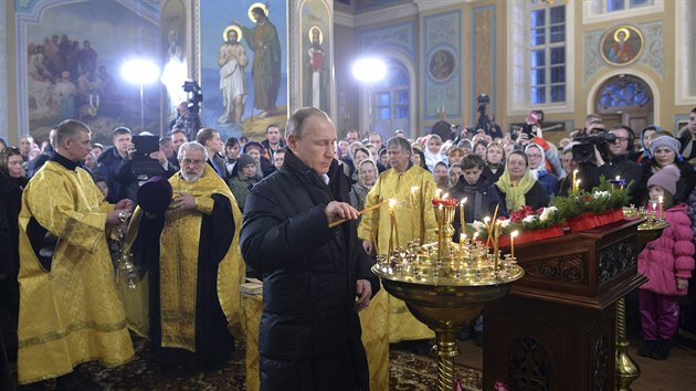 Vladimir Putin navtvil vesnici Turginovo v Tversk oblasti. V mstnm kostele zaplil bhem bohosluby svku (7. leden 2016)