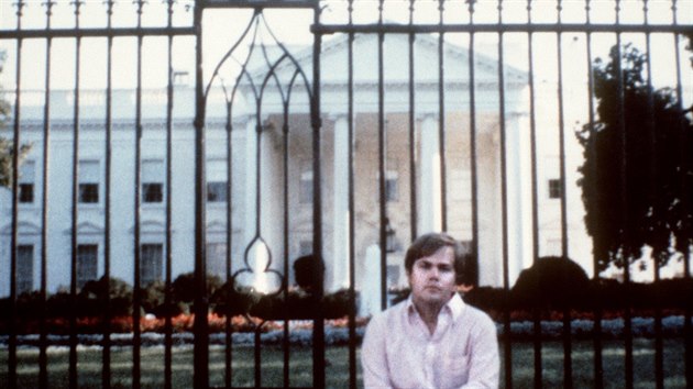 John Hinckley před Bílým domem