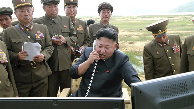 Kim ong-un pi testu balistick stely ze srpna 2015