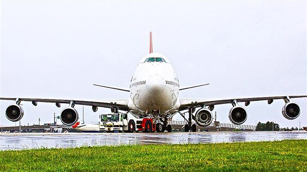 Boeing 747 australsk spolenosti Qantas letl ze Sydney do Johannesburgu s pidanm motorem.