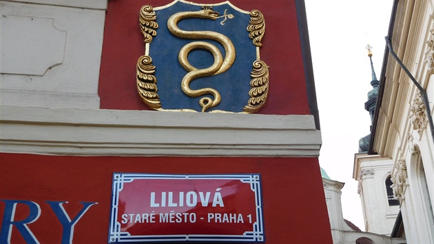 Dm U Zlatého hada na rohu Karlovy a Liliové ulice.