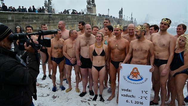 T�íkrálové otu�ilecké plavání ve Vltav� u Karlova mostu.