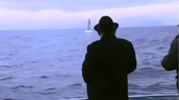 Zbr ze severokorejskho videa ukazuje mue odpovdajcho Kim ong-unovi, kter pozoruje odpal rakety z ponorky.