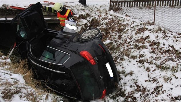 Automobil skonil v koryt potoka pobl centra obce Lukoveek na Zlnsku. (2. 1. 2016)