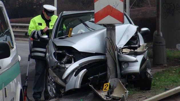 Zfetovan idi ujdl policejn hldce centrem Prahy a havaroval. (3. 1. 2016)