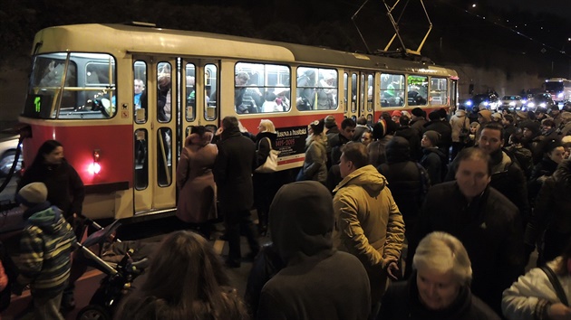 Novoroní ohostroj a doprava v metropoli.