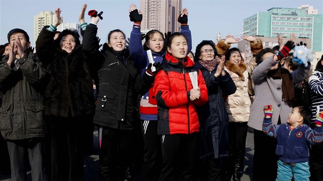 Obyvatel Pchjongjangu sleduj zprvy o jadernm testu (6. ledna 2015).