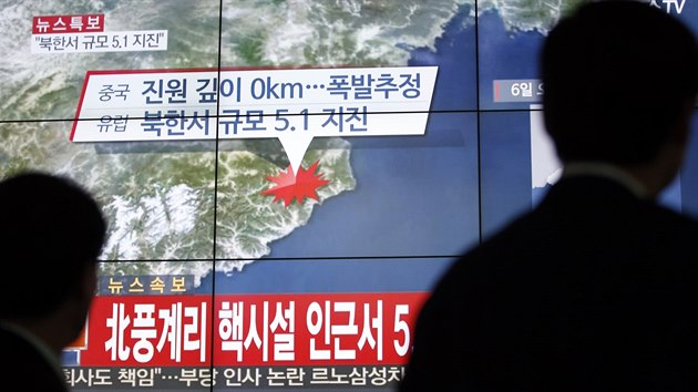 Obyvatelé Soulu sledují zprávy o zemětřesení v KLDR (6. ledna 2015).