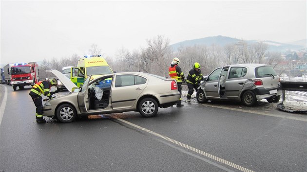 Pi nehod dvou aut ve Vsetn se zranilo pt lid (9. ledna 2015).