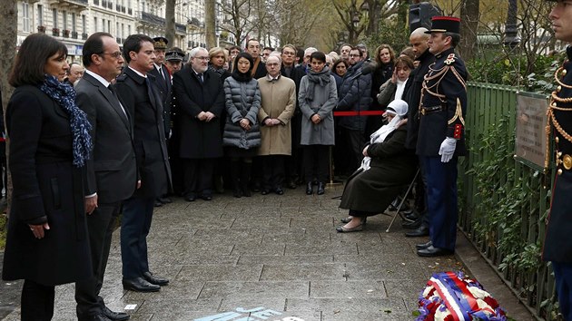 Francouzsk prezident Franois Hollande, premir Manuel Valls a starostka Pae Anne Hidalgov odhalili pamtn desku na mst, kde terorist v lednu 2015 zastelili policistu Ahmeda Merabeta (5. ledna 2016)