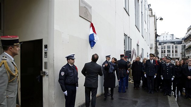 Francouzsk prezident Franois Hollande a starostka Pae Anne Hidalgov odhaluj pamtn desku na budov, kde ped teroristickm tokem sdlil asopis Charlie Hebdo (5. ledna 2016)