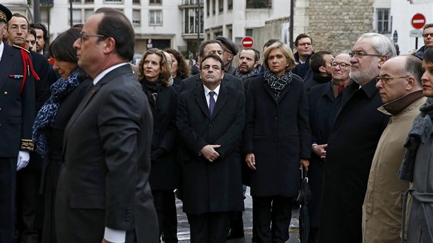 Francouzsk prezident Franois Hollande a starostka Pae Anne Hidalgov odhaluj pamtn desku na budov, kde ped teroristickm tokem sdlil asopis Charlie Hebdo. Pietn akce se zastnil i premir Manuel Valls (5. ledna 2016)