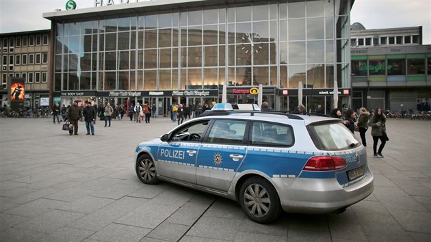 Policie před kolínským hlavním nádražím posílila hlídky (5. ledna 2016)