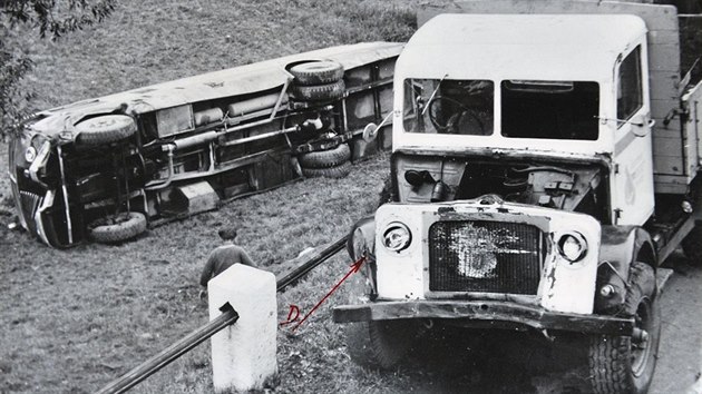 Druhý záběr na havarovaná auta po tragické nehodě v Košeticích na hrázi.