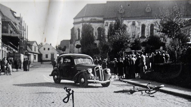 Nehoda v irovnici z roku 1939. Pekask mistr ve kod Popular srazil na nmst cyklistu.