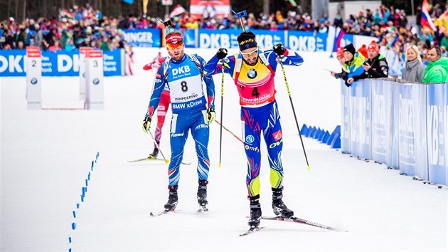 FINI. Michal lesingr za Martinem Fourcadem v clov rovince sthacho zvodu v Ruhpoldingu.