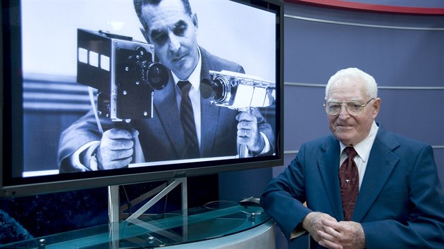 Stan Lebar, vedouc tmu Westinghouse Electric Corporation, kter vyvinul kameru pro pm penos z Msce