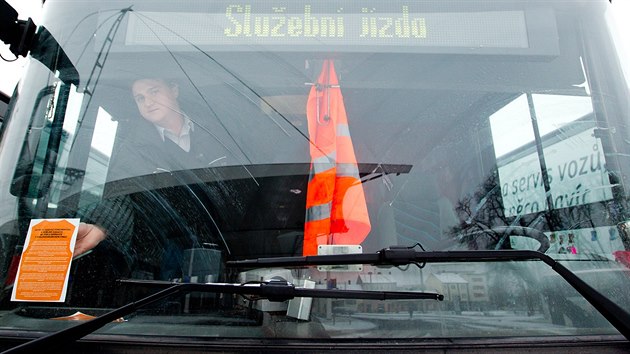 idii autobus vtali rno cestujc v Krlovhradeckm kraji ve lutch i oranovch reflexnch vestch (5.1.2016).
