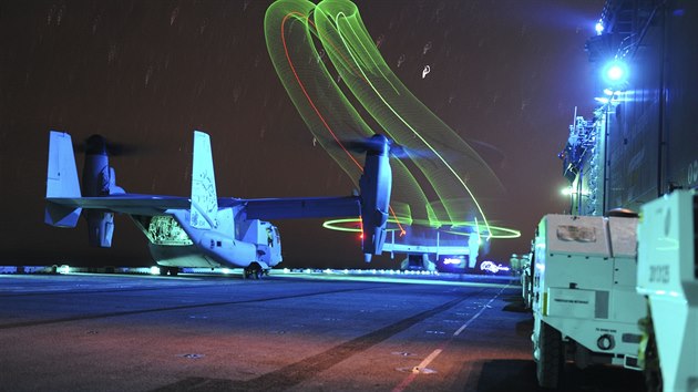 Přistání MV-22 Osprey na výsadkové lodi USS Boxer (LHD 4) při certifikačním cvičení u pobřeží jižní Kalifornie.
