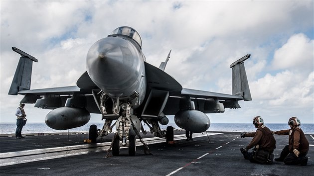 Nmonci letadlov lod USS Ronald Reagan (CVN 76) signalizuj pilotovi vceelovho sthacho letounu F / A-18E Super Hornet nastartovn motoru.