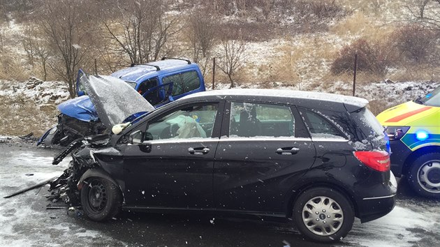 V ulici Sliveneck v obci Oech dolo k nehod dvou osobnch aut (4.1.2015)