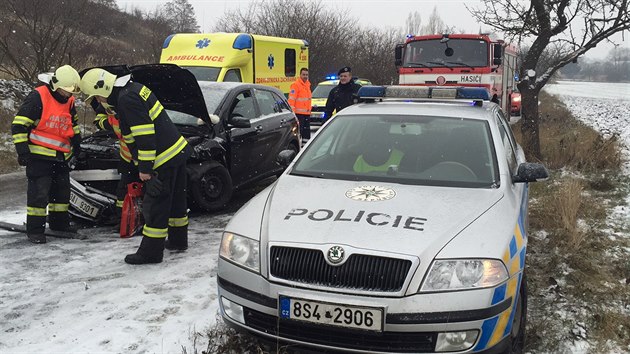 V ulici Sliveneck v obci Oech dolo k nehod dvou osobnch aut (4.1.2015)