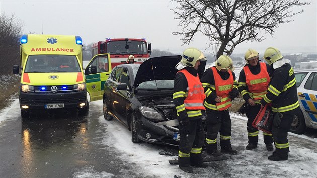 V ulici Sliveneck v obci Oech dolo k nehod dvou osobnch aut (4.1.2015)