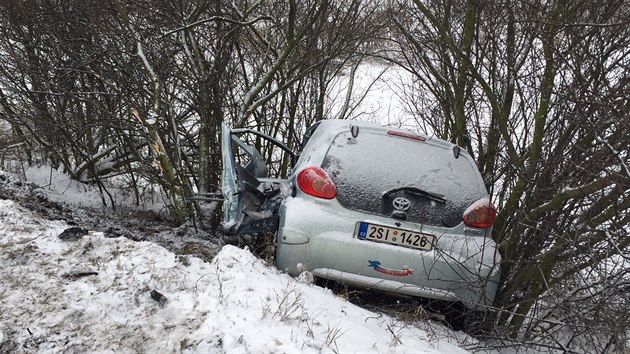 Mezi Velvary a Velkou Buinou na Kladensku se eln stetla dv osobn auta. (6. ledna 2015)