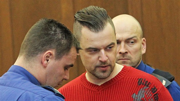 Petr Kramný u Krajského soudu v Ostravě, který ho poslal na 28 let do vězení za vraždu manželky a dcery při letní dovolené v Egyptě v roce 2013. (7. ledna 2016)