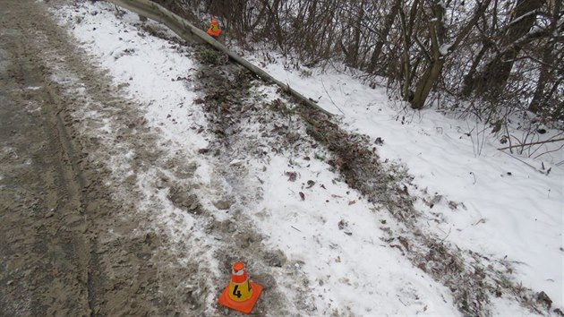 idika jela na Prostjovsku po zasnen silnici pli rychle a dostala smyk. Vz skonil pevrcen na boku na svodidlech.