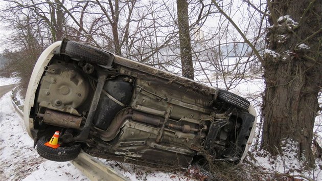 idika jela na Prostjovsku po zasnen silnici pli rychle a dostala smyk. Vz skonil pevrcen na boku na svodidlech.