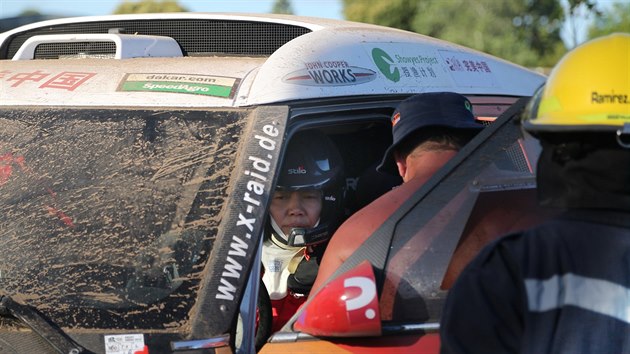 nsk pilotka Kuo Mej-ling mla v prologu Rallye Dakar nehodu, vjela mezi divky.