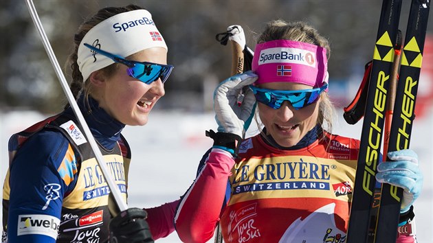 Ingvild Flugstad Östbergová (vlevo) ve tetí etap Tour de Ski vyhrála, Therese...